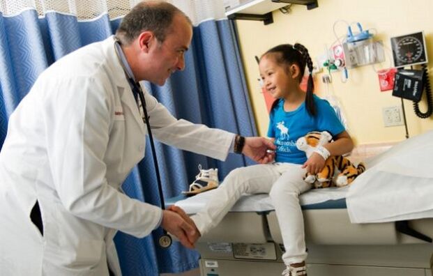 ένας γιατρός εξετάζει ένα παιδί με οστεοαρθρίτιδα ισχίου