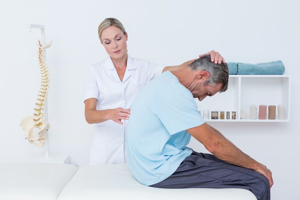 Ο γιατρός εξετάζει την πλάτη με οστεοχονδρωσία
